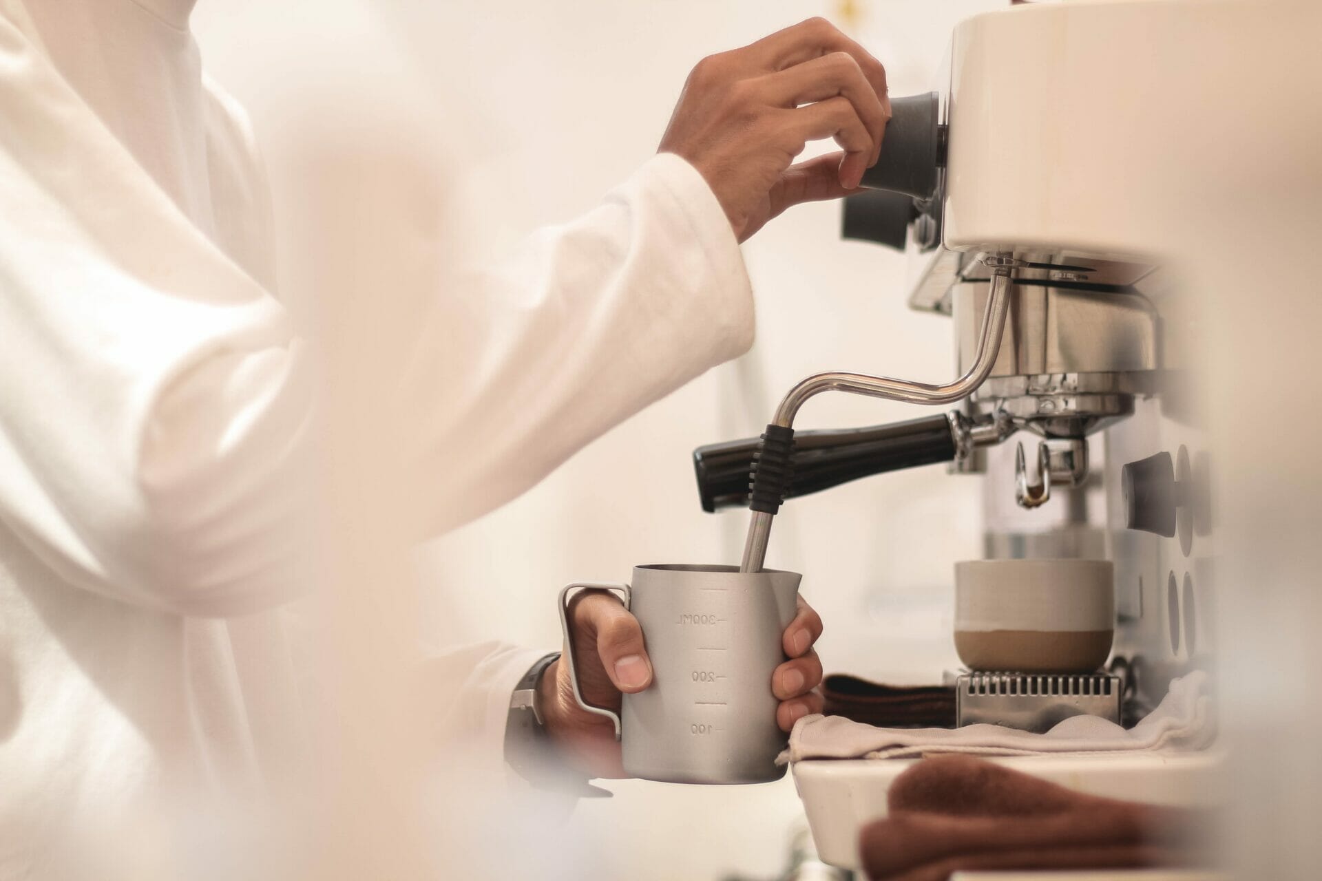 Cafés, almuerzos y snacks en el trabajo pueden convertirse en un porcentaje elevado de tus gastos mensuales.